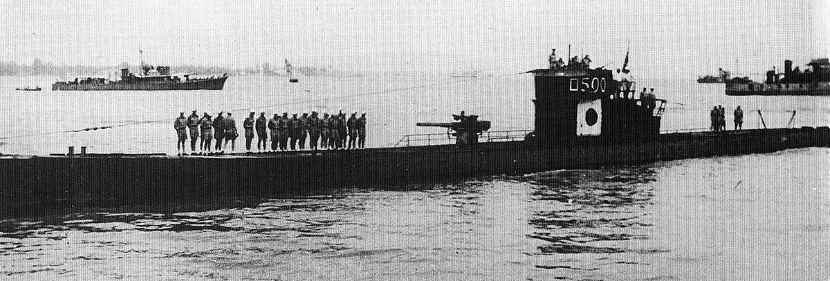 Подводная лодка серии IXС Водоизмещение 1150/1512т. скорость 18/7,3 узла. Автономность 13 тыс. миль. Глубина погружения 230 метров (вдвое больше, чем у японцев). Одна 10,5-см пушка, одна 37-мм, и спаренный 2-см автомат. 