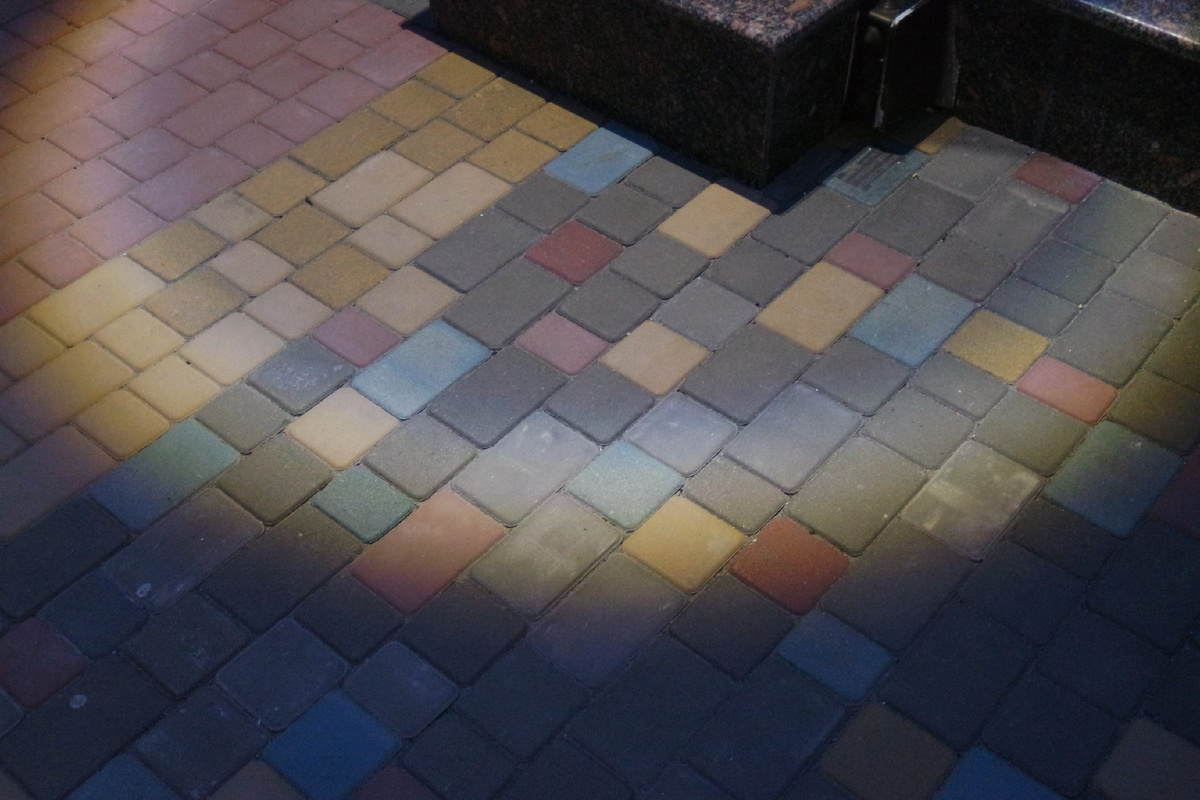 тени от фонарей на ограде отеля