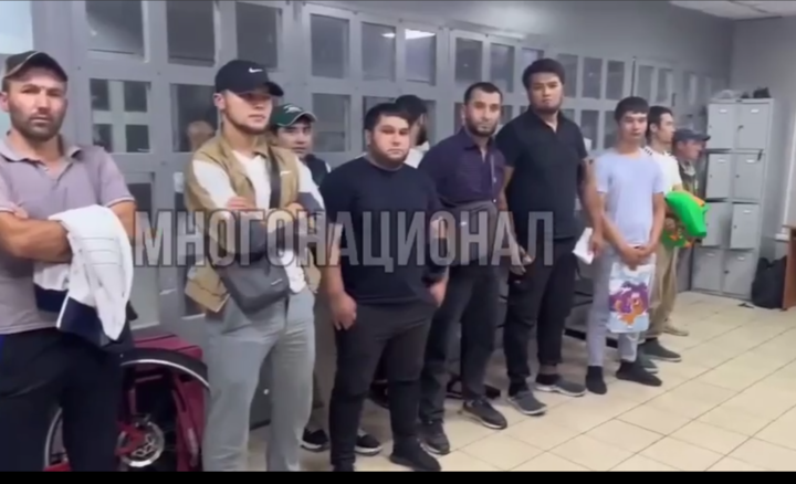 Вот это не понимающие , что натворили, мужчины. В Россию приехали творить добро и кормить свои семьи. 