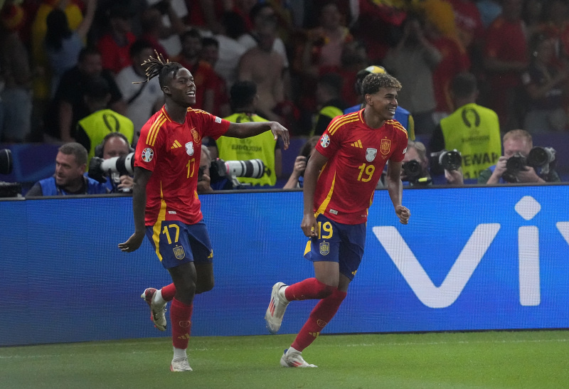    Нико Уильямс и Ламин Ямаль празднуют гол. Фото: Hasan Bratic/Globallookpress