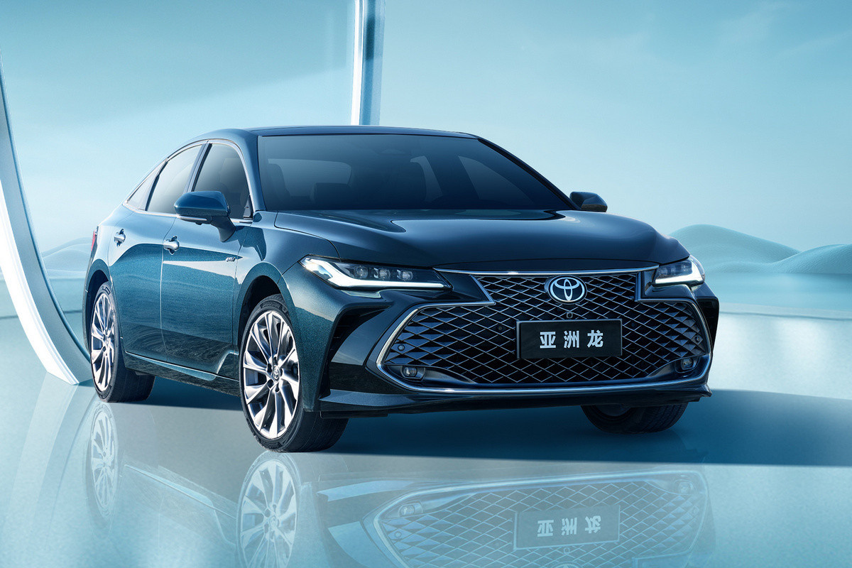 Toyota обновила седан Avalon для китайского рынка. Автомобиль получил незначительные изменения в дизайне экстерьера, в салоне – улучшенные материалы отделки и новые руль и мультимедийная система.