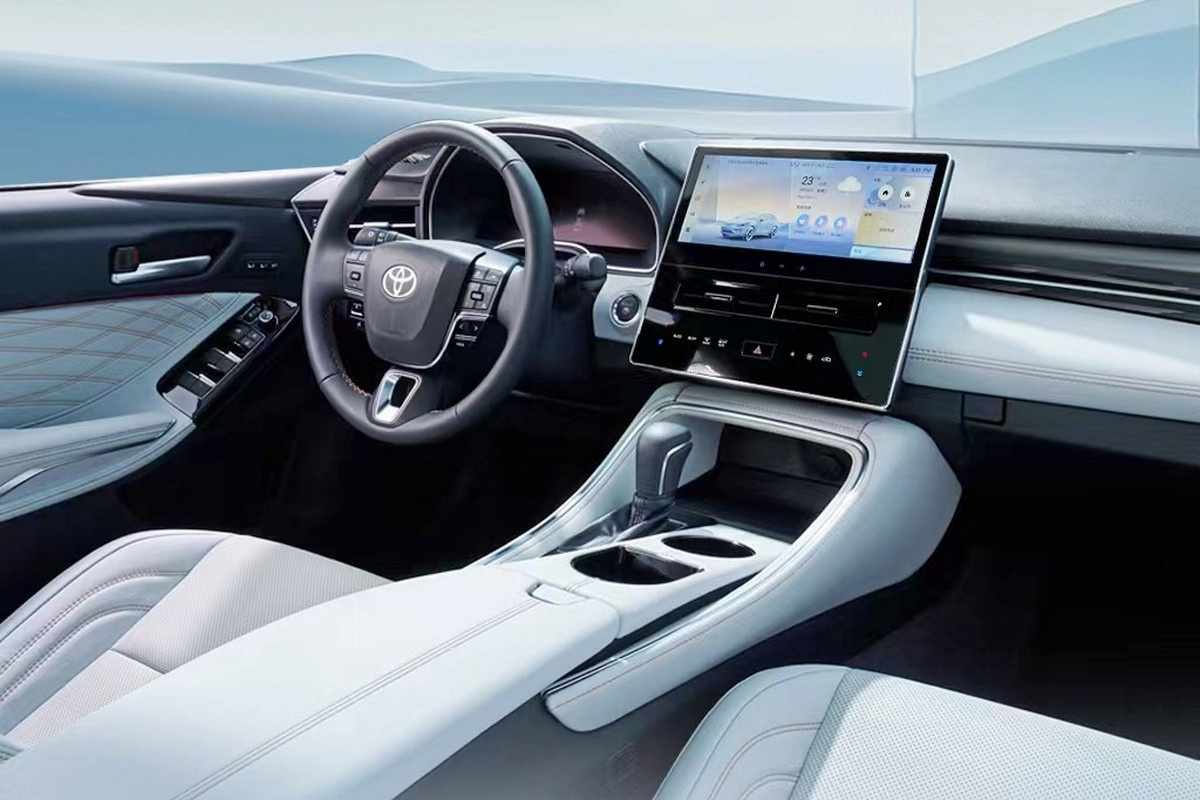 Toyota обновила седан Avalon для китайского рынка. Автомобиль получил незначительные изменения в дизайне экстерьера, в салоне – улучшенные материалы отделки и новые руль и мультимедийная система.-2