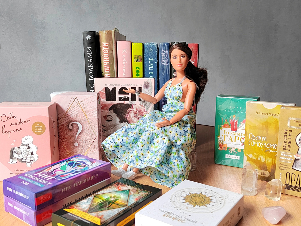 Психолог Тина помогает нам выбрать карту.