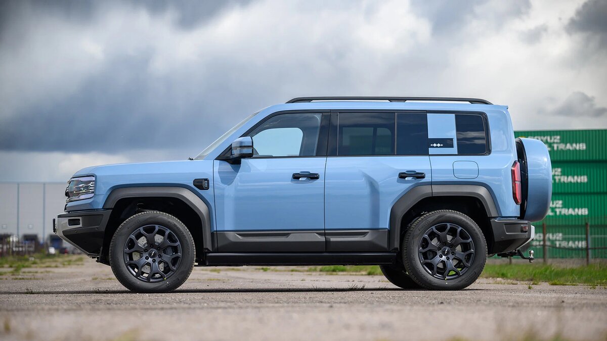 Геометричный силуэт внедорожника напоминает все последние китайские новинки разом, включая Haval, Tank и Jetour, а по габаритам модель близка к Toyota Land Cruiser Prado