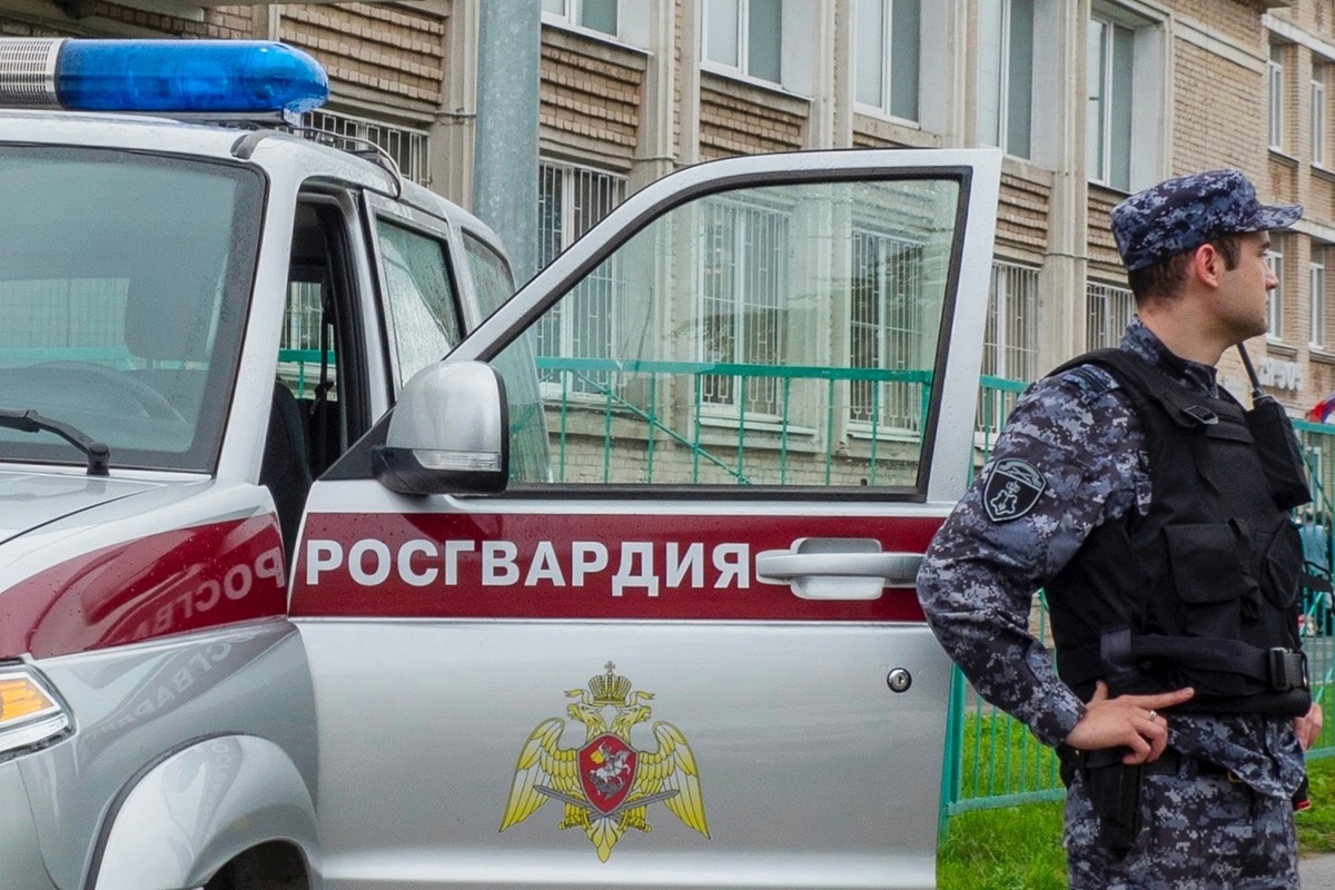 11 июля в 22.28 сотрудники отдела вневедомственной охраны по Колпинскому району Санкт-Петербурга получили информацию о том, что в ломбарде на Октябрьском бульваре в городе Пушкине сработала кнопка тревожной сигнализации. 
По данному адресу незамедлительно прибыли сотрудники Росгвардии и увидели, что одно из окон ломбарда разбито, а на стекле имеются следы крови. Убедившись, что проникновения на охраняемый объект не было, сотрудники Росгвардии вызвали второй наряд для обеспечения охраны заведения до прибытия его владельца, который был оповещен о произошедшем.

Работая по горячим следам, наряд вневедомственной охраны обнаружил и задержал во дворе этого же дома мужчину в сильном алкогольном опьянении со следами порезов на руке и доставили его в территориальный отдел полиции.
