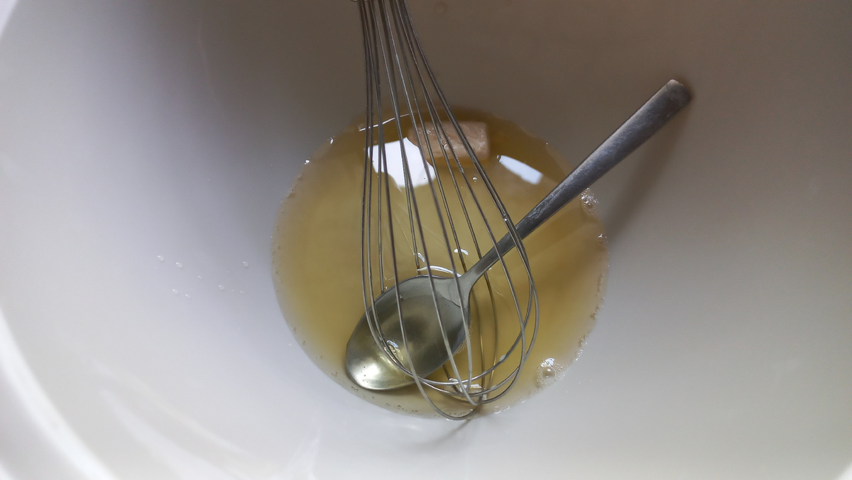 Светлое пиво, дрожжи и мёд 