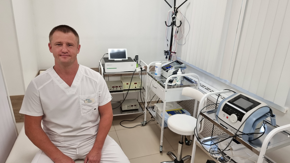 Файзулин Е. Р. на фоне физиоаппаратов: BTL-6000 HIL 7W, BTL-4825S Premium, Storz Masterpuls