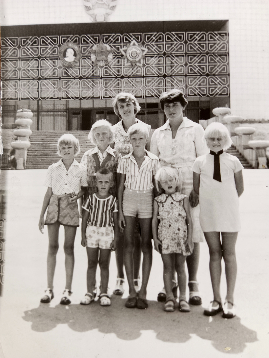 Так мы выезжали в Алма-Ату (с мамой, братьями и двоюродными сестрами), на фоне дома правительства, все прилично одетые )) (если кто не узнал, я - слева самая крайняя)