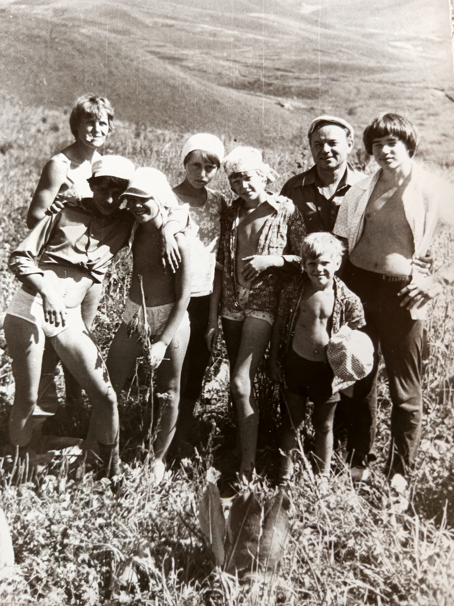 А так мы ходили на привалки). Сходить в горы - это было как сходить в магазин за хлебом, ведь горы начинались сразу же за Каскеленом. Самая популярная одежда - трусы )) ( здесь я в обнимку с двоюродной сестрой, в трусах и в кепке)