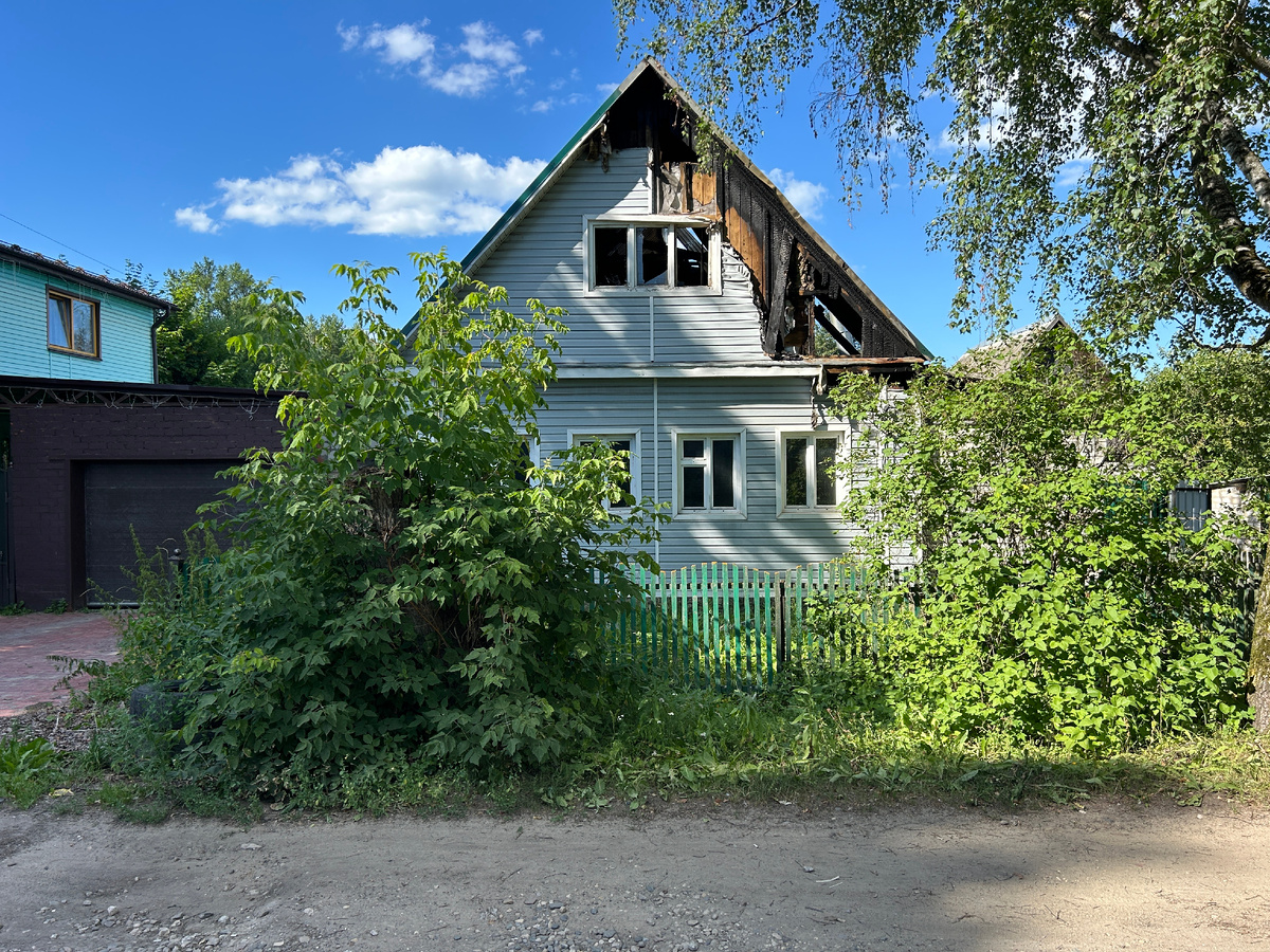 Продается частично сгоревший жилой дом с коммуникациями и три гаража на