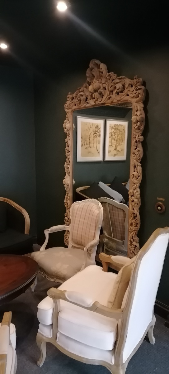 Большое зеркало в пол – украсит любой интерьер. 