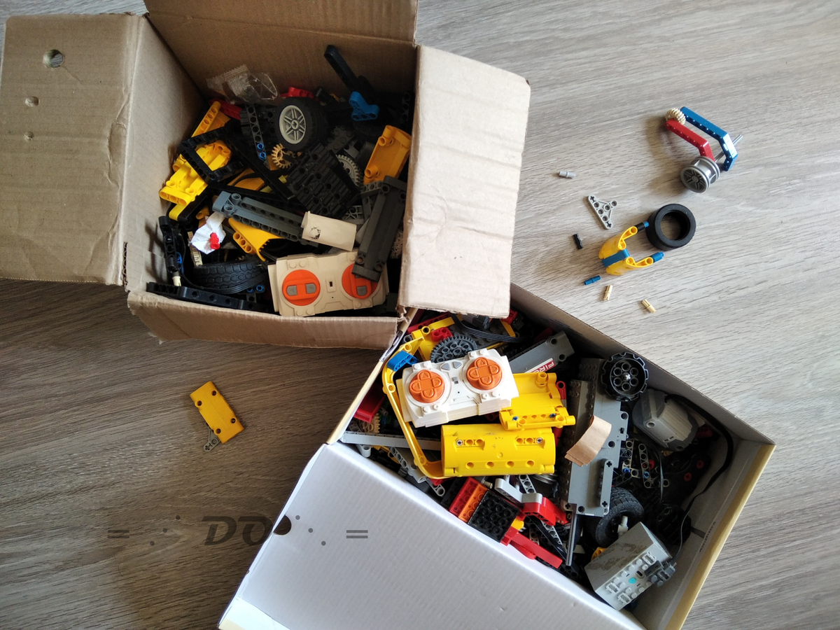 Вот так потом валяется дорогой конструктор по коробкам. Все в одной куче. Фото автора.