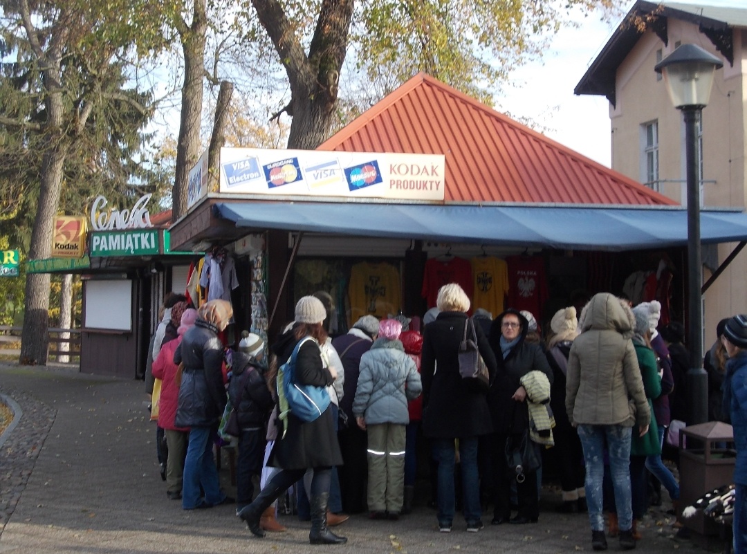 Палатки с сувенирами, с удивлением обнаруженные нами в ноябре 2012-го. В 2010-м их не было. Фото автора.