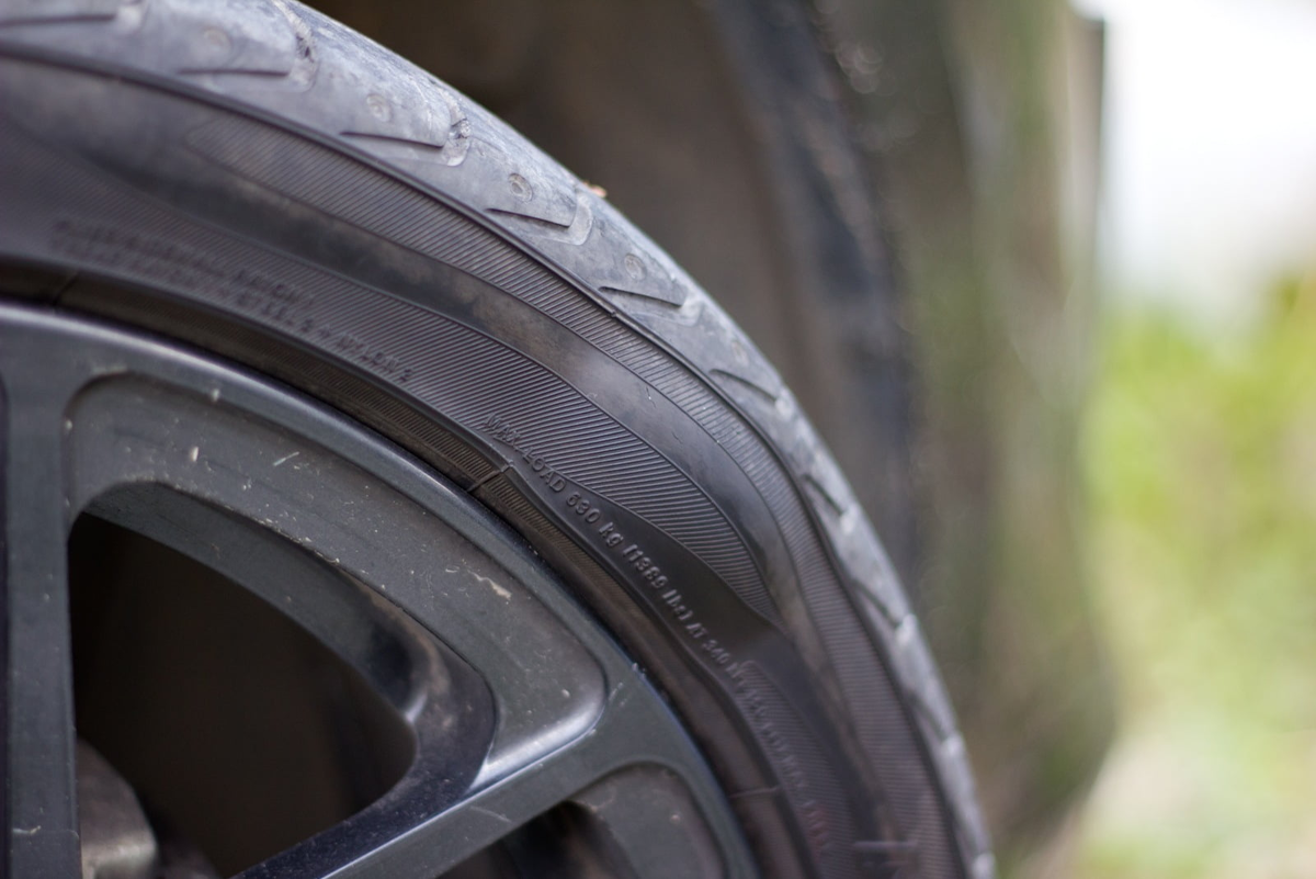 Почему появляется грыжа на колесе? Грыжа на колесе представляет собой выпячивание боковой стенки шины, которое появляется из-за повреждений внутренней структуры шины.