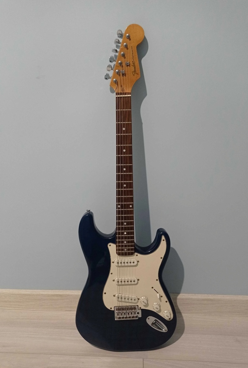 Если вдруг интересно, это Fender Stratocaster с тремя одиночными звукоснимателями (о них мы поговорим в следующих статьях).