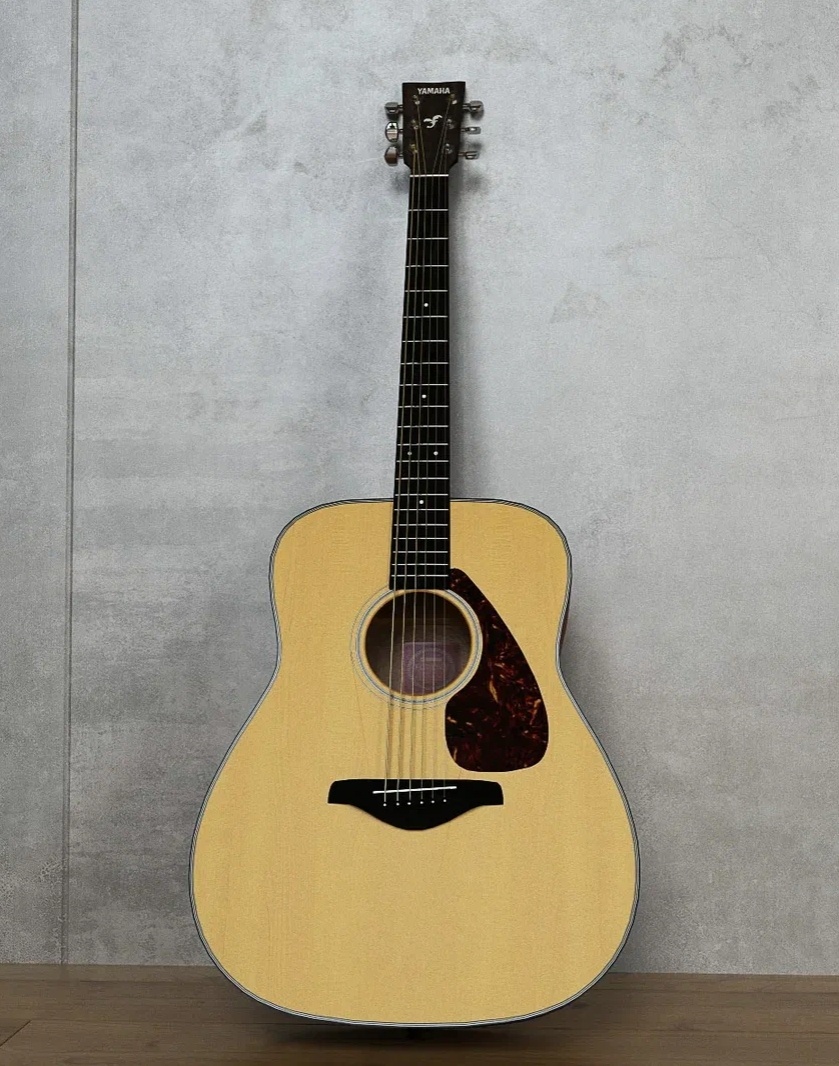 Это Yamaha FG700s. Не удивляйтесь, фирма Yamaha выпускает очень много продукции, помимо мотоциклов.