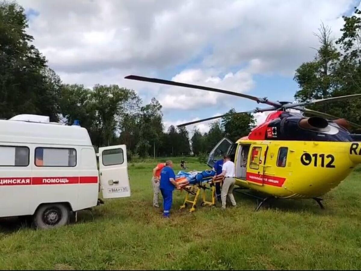    Эвакуация пострадавших при взрыве бытового газа в Опочке Псковской области© Фото : Михаил Ведерников/Telegram