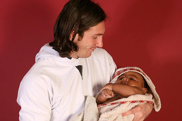     Лионель Месси и младенец Ламин Ямаль на благотворительной фотосессии