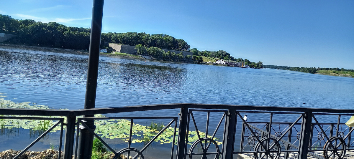 Река Нарова: справа наше, слева "ихнее". Фото автора