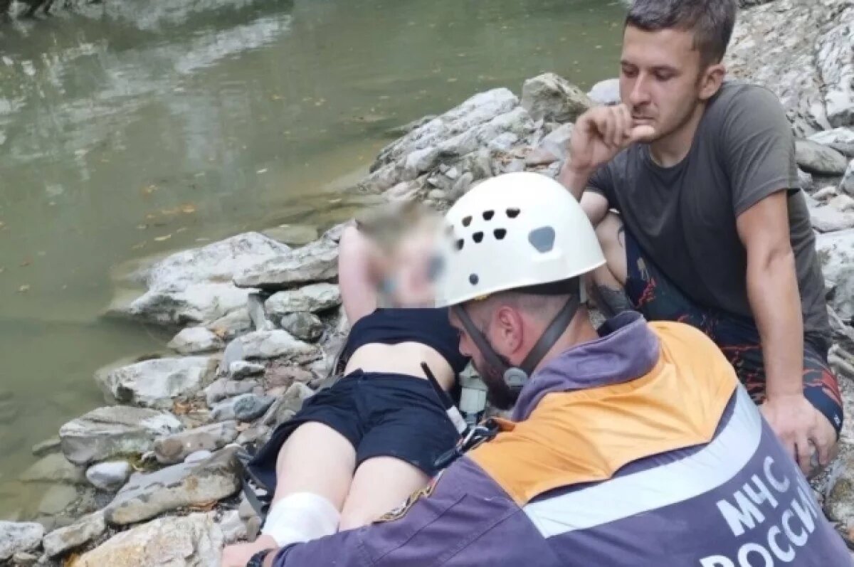    В Сочи люди на руках вынесли из каньона девочку, упавшую с высоты 10 метров