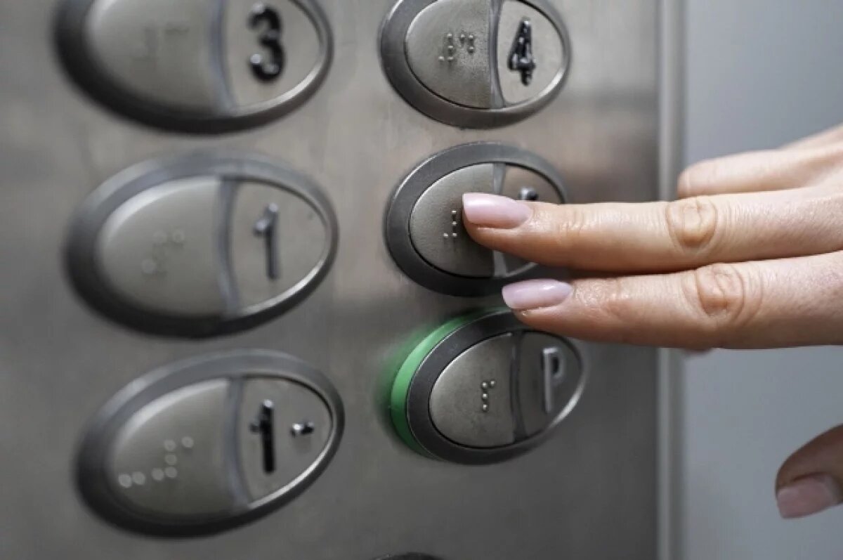    В Москве женщина начала рожать в застрявшем лифте роддома