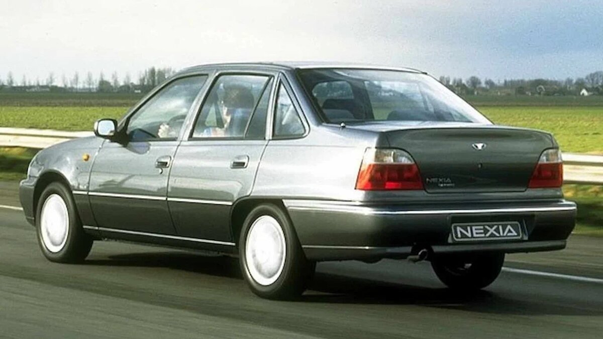 Дебютировавший в 1996 году долгожитель Daewoo Nexia — седан гольф-класса, сделанный на основе выпускавшегося аж с 1984 года Opel Kadett E.-1-2
