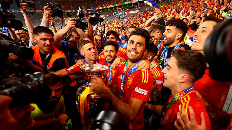    Родри и сборная Испании с чемпионским кубком. Reuters