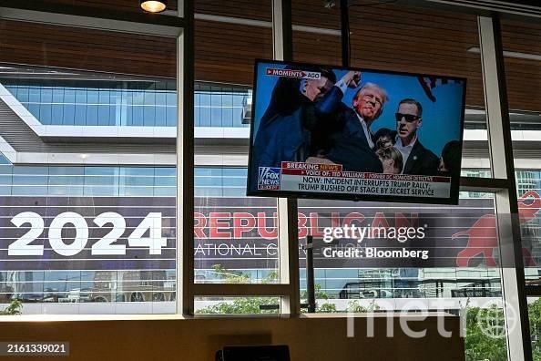    Дональд Трамп выкрикивал слово "боритесь" с поднятым вверх кулаком, пока охрана уводила его со сцены