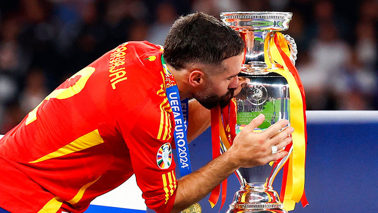    Дани Карвахаль с чемпионским кубком. Reuters