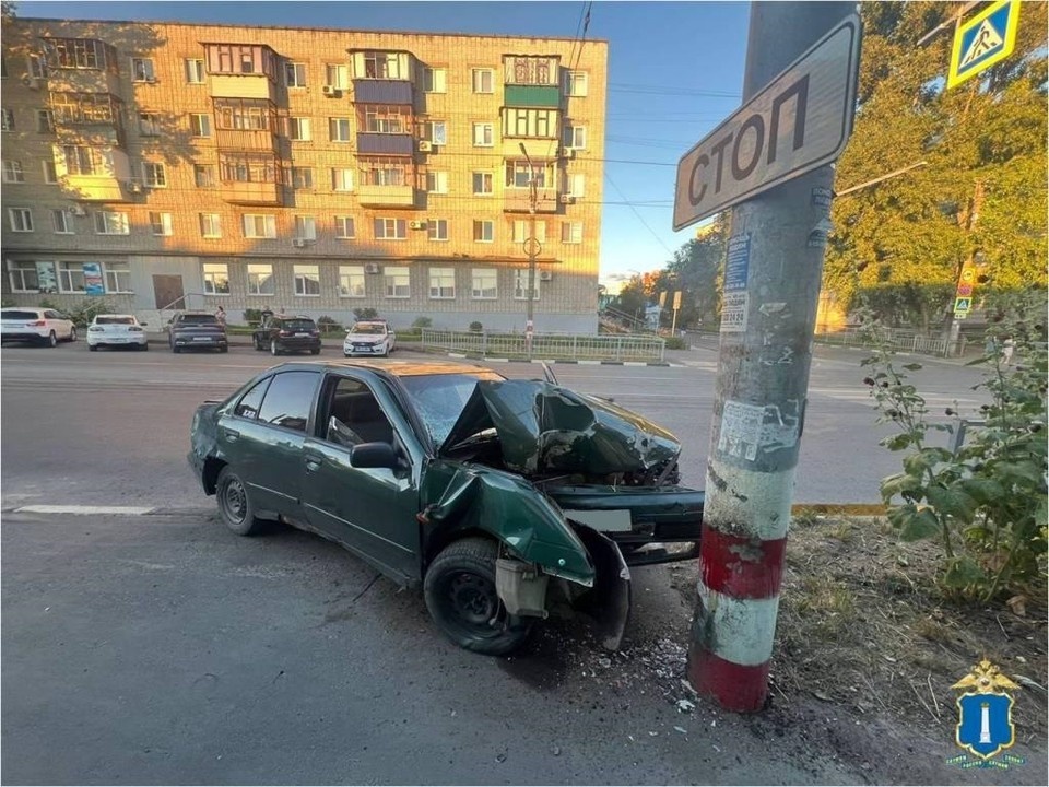    12 июля на улице Верхнеполевой ульяновец без прав врезался в столб. Фото Госавтоинспекция УО