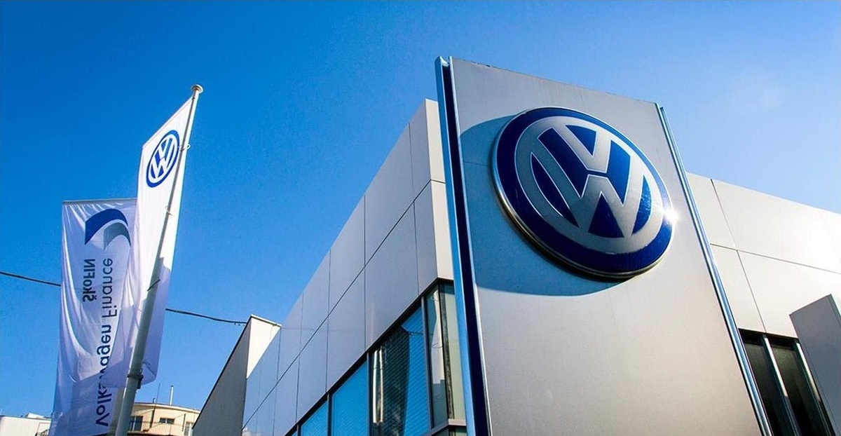 В концерн Volkswagen Group входят такие автомобильные компании, как Volkswagen, Škoda Auto, Audi, Porsche, Bentley, Lamborghini и Bugatti Automobiles.