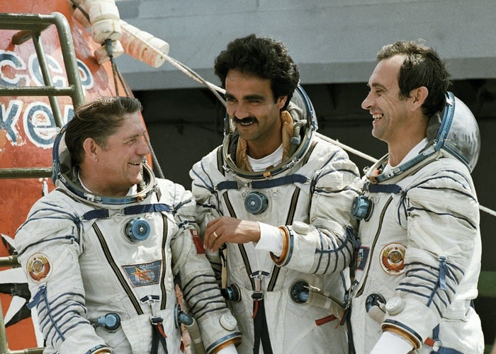 Советско-афгансиий экипаж (слева направо): В. Ляхов, А. Моманд. В. Поляков,