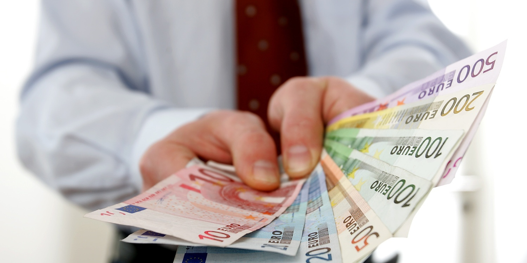 Зарплата на руки должна быть не ниже МРОТ