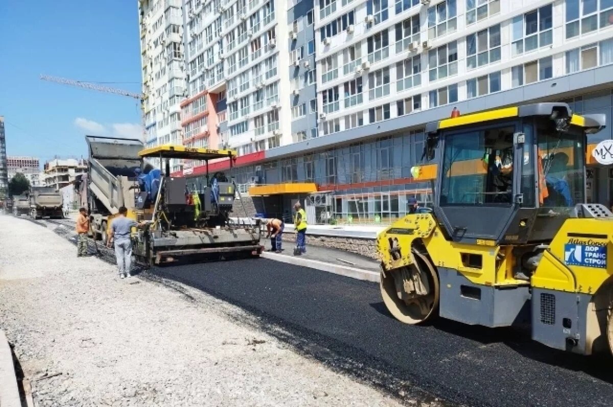    В Уфе укладывают асфальт на ул. Архитектора Рехмукова