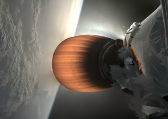 Двигатель второй ступени Merlin 1DVac работает со льдом вокруг его основания (SpaceX).