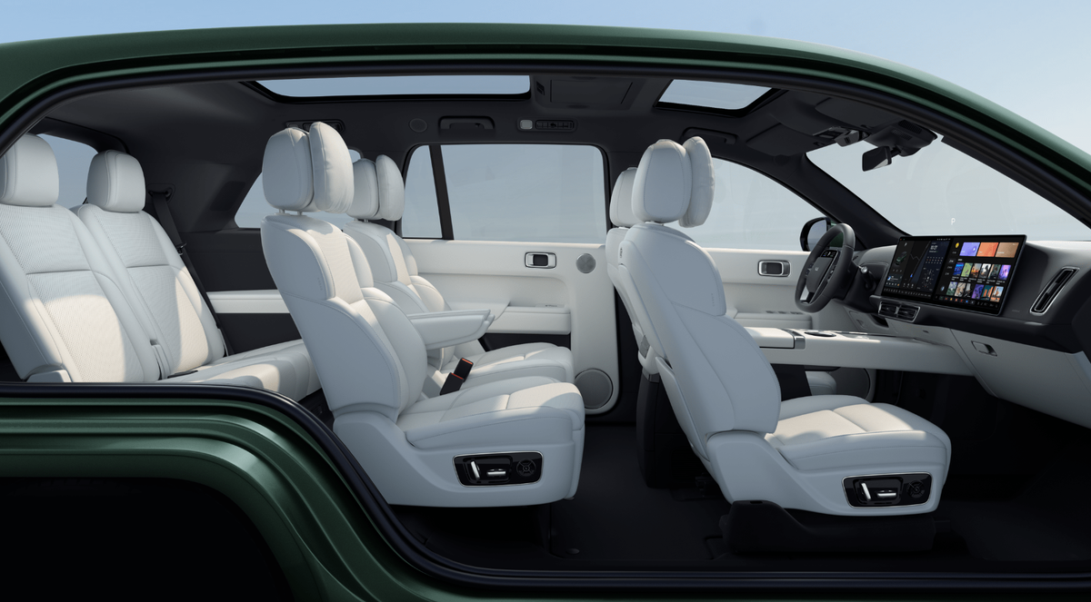 А вот так выглядит салон у этого монстра.