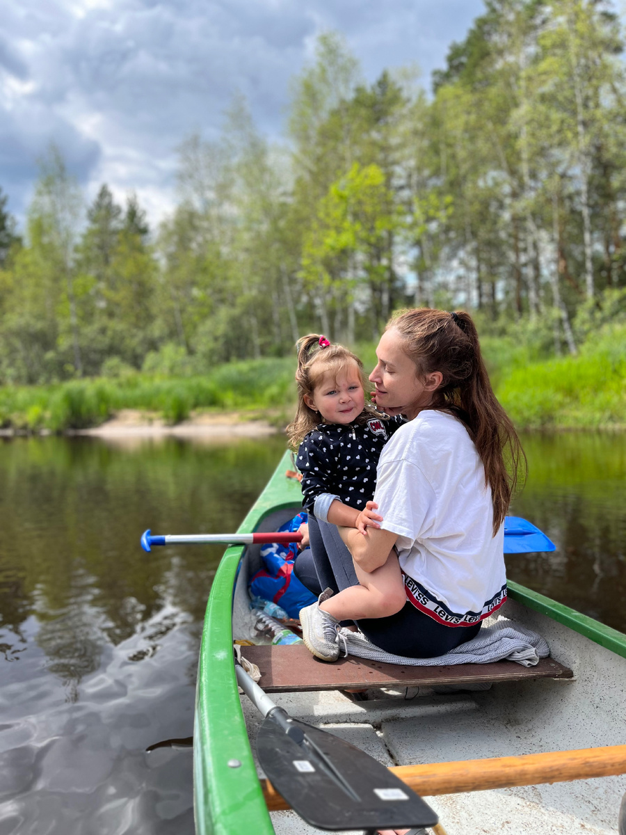 В 1 год 9 месяцев дочка уже сплавлялась с нами на байдарках)) вот такие мы авантюристки!
