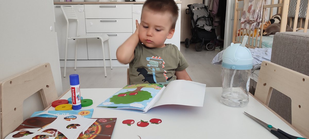 Приклеивали яблочки на дерево