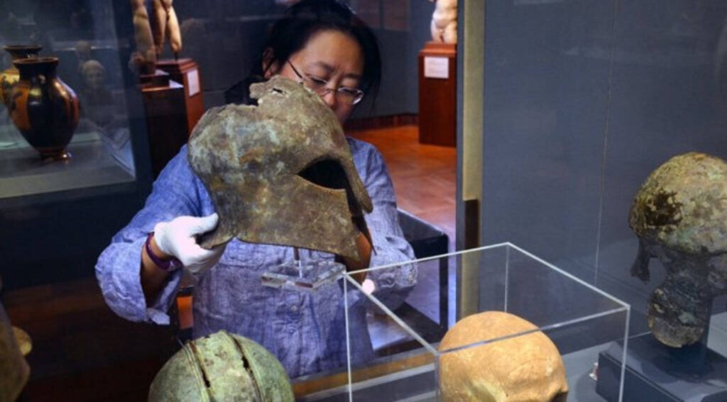 Шлем коринфского стиля и череп, найденные Гренвиллом на Марафонской долине