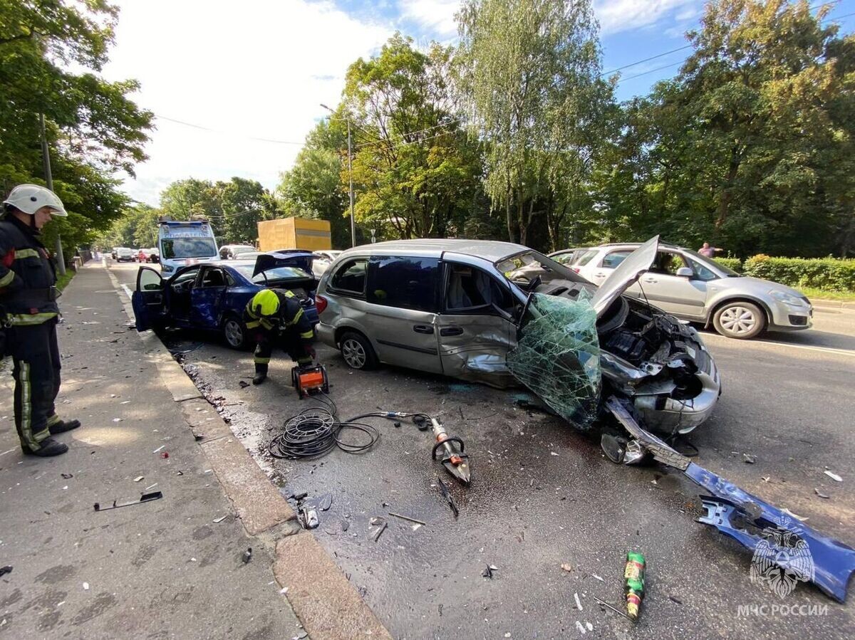    Место ДТП, где произошло столкновение четырех автомобилей на Московском проспекте в Калининграде© Фото : МЧС Калининградской области/Telegram