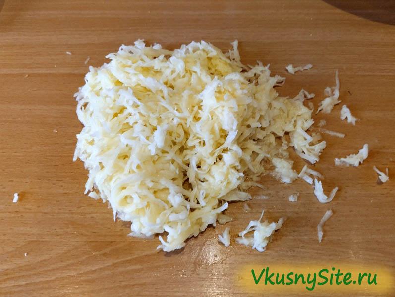 Картофель натираем на мелкой терке