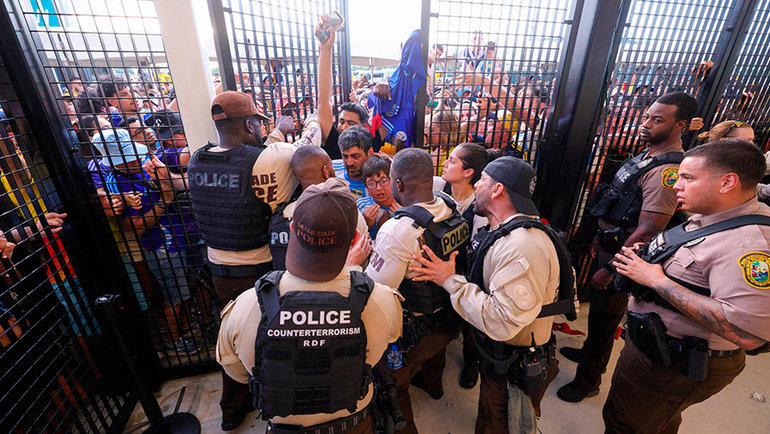    Полиция пытается сдержать желающих попасть на финальный матч Кубка Америки. USA Today Sports