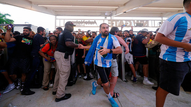    Болельщики прорываются через заграждения. USA Today Sports