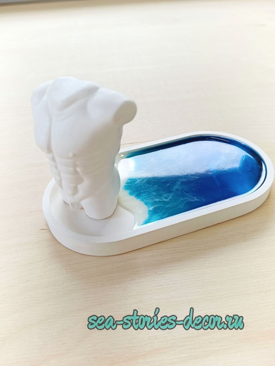 Гипосвый мужской торс на подставке с морской волной