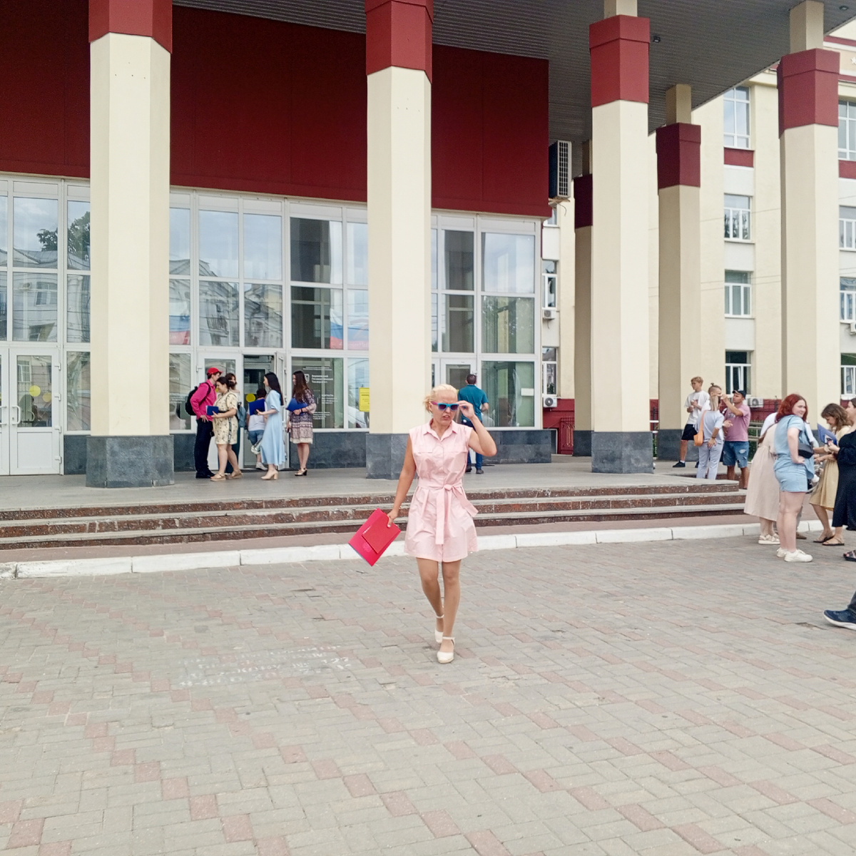 Летящей походкой я вышла из вуза.... 