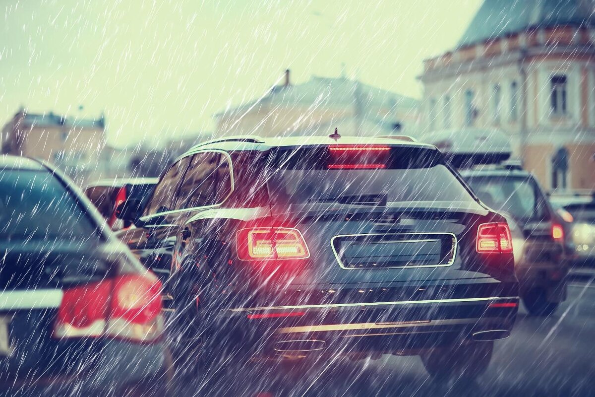  Управлять машиной в дождь довольно сложно даже водителям со стажем. Чаще всего аварии в такую погоду происходят по вине автолюбителей, которые слишком самоуверенны за рулем.
