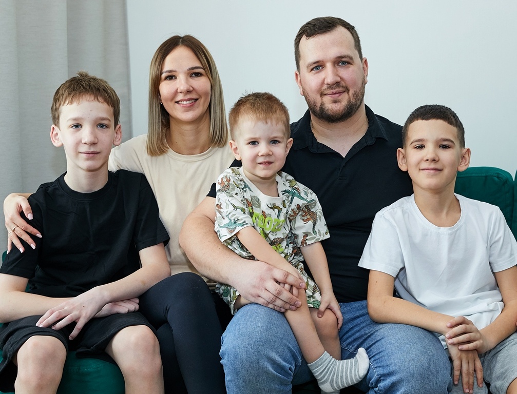 Антон Сухов находит время и силы не только на активную социальную жизнь. Он – примерный семьянин и отец троих сыновей 