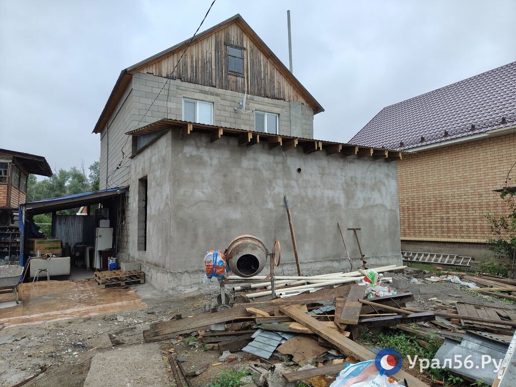    «Старенький дом ушел под воду по самую крышу»: Как живет житель поселка Кузнечный после наводнения в Оренбурге?