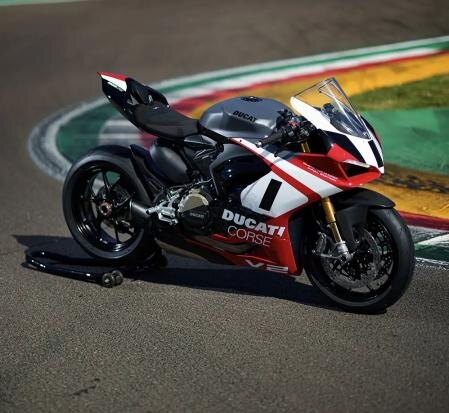 Душой Ducati Panigale V2 Superquadro Final Edition является знаменитый и успешный V-образный твин итальянского бренда.