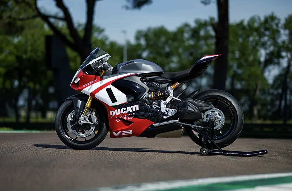 Ducati выпускает специальную ограниченную и пронумерованную версию своей культовой модели под названием Ducati V2 Superquadro Final Edition.